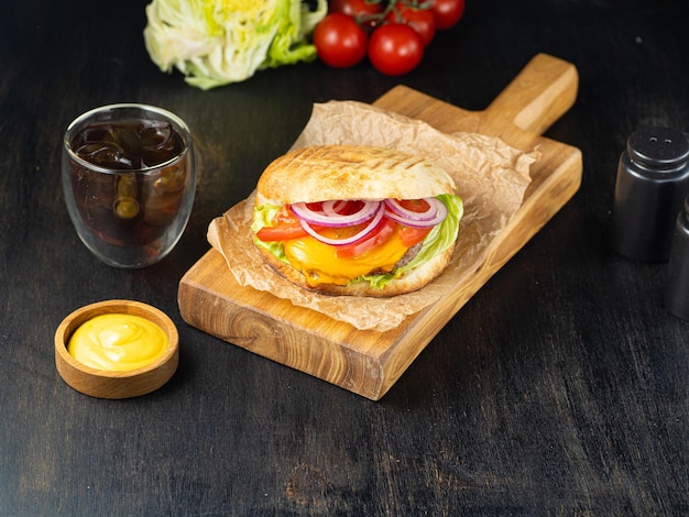 Hambúrguer em pães pita com legumes de carne grelhada e molho na receita de menu de banner de fundo escuro