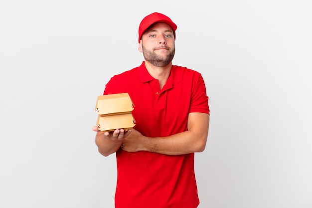 Hambúrguer entrega homem dando de ombros sentindo-se confuso e incerto