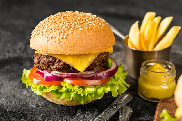 Foto hambúrguer fresco com batata frita e molho