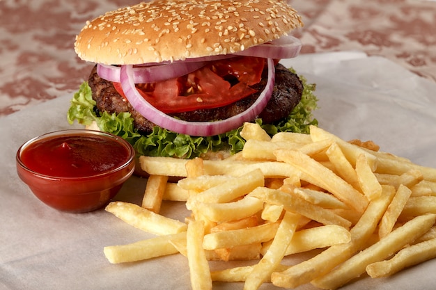 Hambúrguer fresco com batatas fritas e molho de tomate