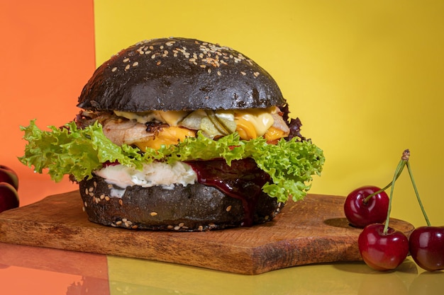 Hambúrguer fresco grelhado com hambúrguer de carne, tomate, queijo, pepino e alface Na cor