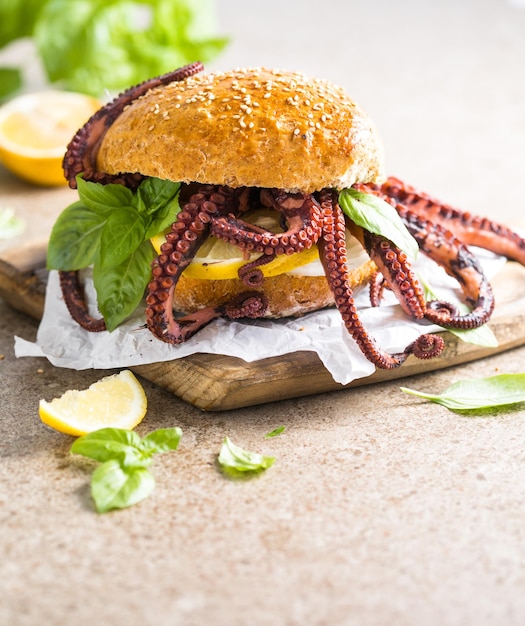 Hambúrguer grande com polvo e limão Sanduíche grande recheado com frutos do mar Conceito de fast food americano