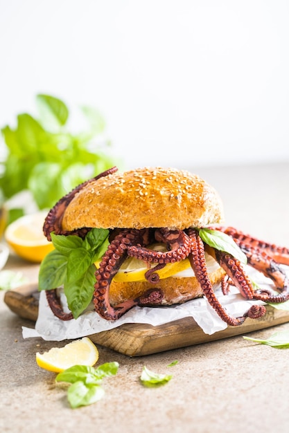 Hambúrguer grande com polvo e limão Sanduíche grande recheado com frutos do mar Conceito de fast food americano