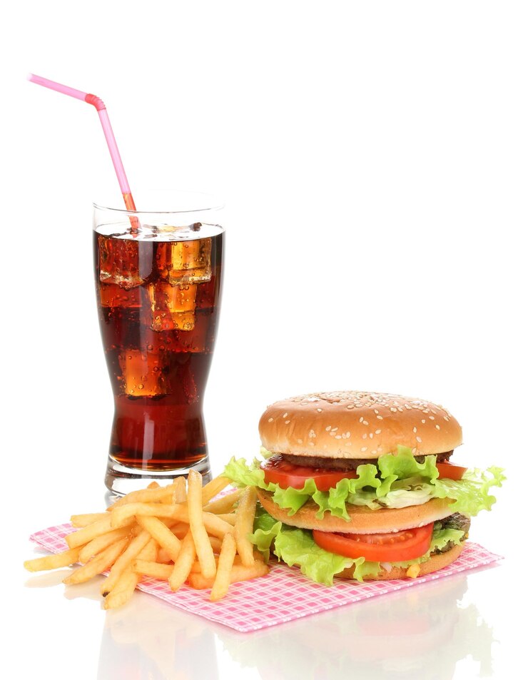 Foto hambúrguer grande e saboroso e batatas fritas com cola isolada em branco
