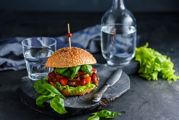 Hamburguer na mesa de madeira