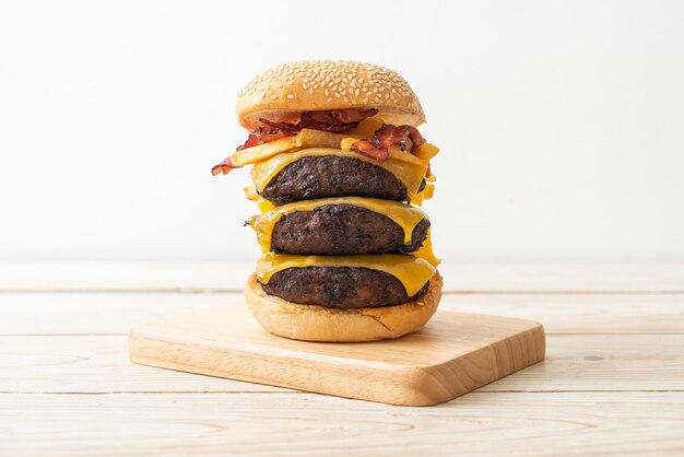 Hambúrguer ou hambúrguer de carne com queijo, bacon e batatas fritas. estilo de comida não saudável