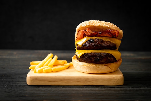 Hambúrguer ou hambúrguer de carne com queijo e bacon - estilo de comida não saudável