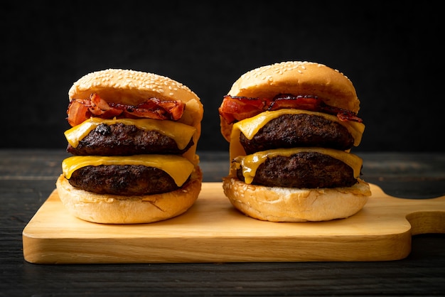 Foto hambúrguer ou hambúrguer de carne com queijo e bacon - estilo de comida não saudável