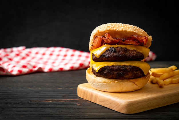 Hambúrguer ou hambúrguer de carne com queijo e bacon - estilo de comida não saudável