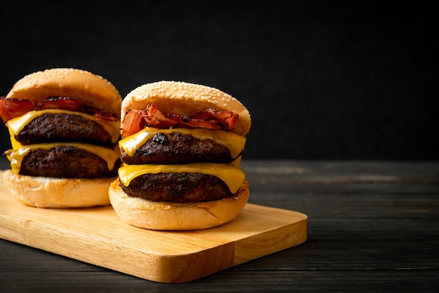 Hambúrguer ou hambúrguer de carne com queijo e bacon - estilo de comida não saudável