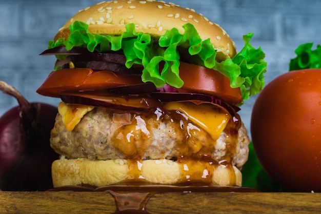 Hambúrguer ou sanduíche Hambúrguer de sanduíche delicioso com queijo de carne e vegetais frescos Hambúrguer ou sanduíche é o fast food popular para brunch ou almoço Cheeseburger suculento