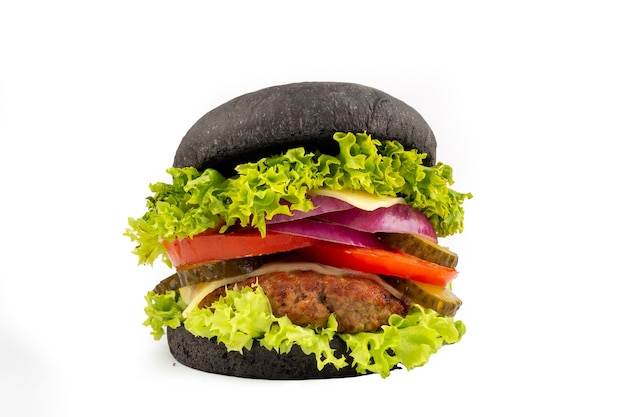 Hambúrguer preto com carne bovina, queijo, alface, cebola, tomate isolado