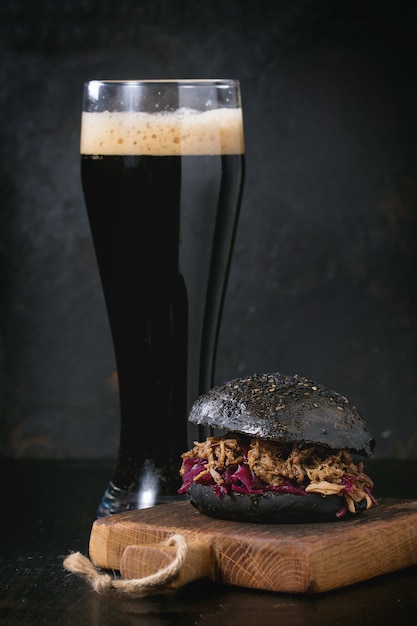 Hamburguer preto com cerveja escura