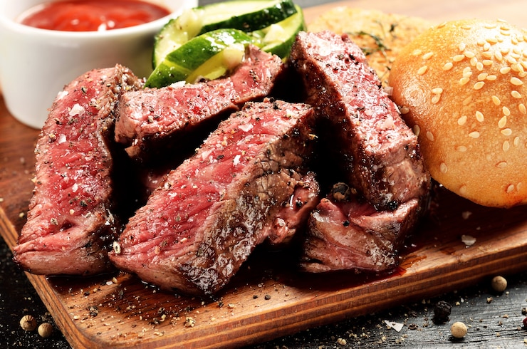 Hambúrguer Prime Black Angus Steak perto de pão e molho