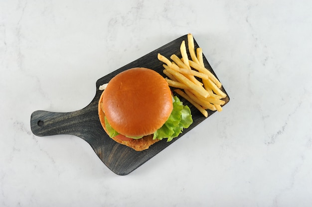 Hambúrguer redondo com costeleta de frango e batatas fritas