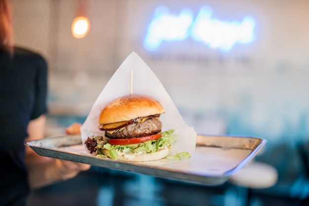 Hamburguer saboroso no restaurante de fastfood.