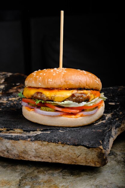 Hamburguer saboroso rústico no fundo de pedra