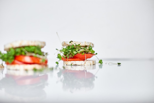 Hambúrguer saudável com arroz crocante pão legumes tomate e microgreens