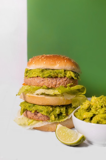 hambúrguer vegano com guacamole