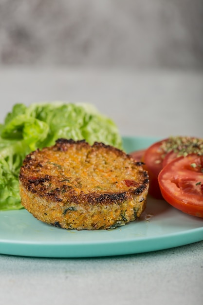 Foto hambúrguer vegano com tomate e alface