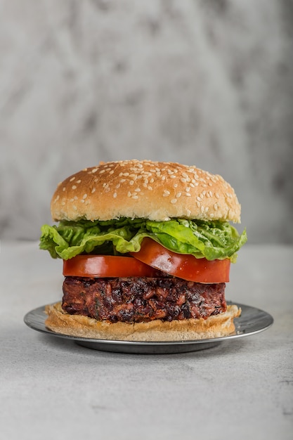 Hambúrguer vegano com tomate e alface