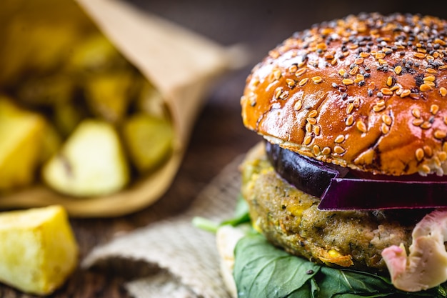 Hambúrguer vegano, sem carne, sanduíche vegetariano com batatas rústicas, comida vegana saudável