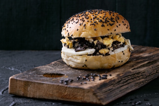 Foto hambúrguer vegetariano de arroz preto