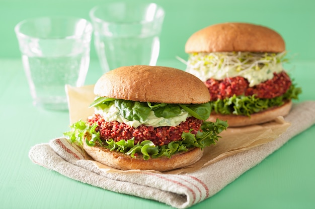 Hambúrguer vegetariano de beterraba e quinoa com molho de abacate