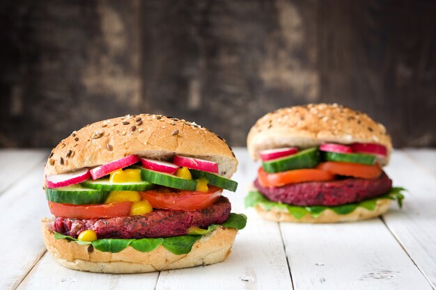 Hambúrguer vegetariano de beterraba na mesa de madeira branca