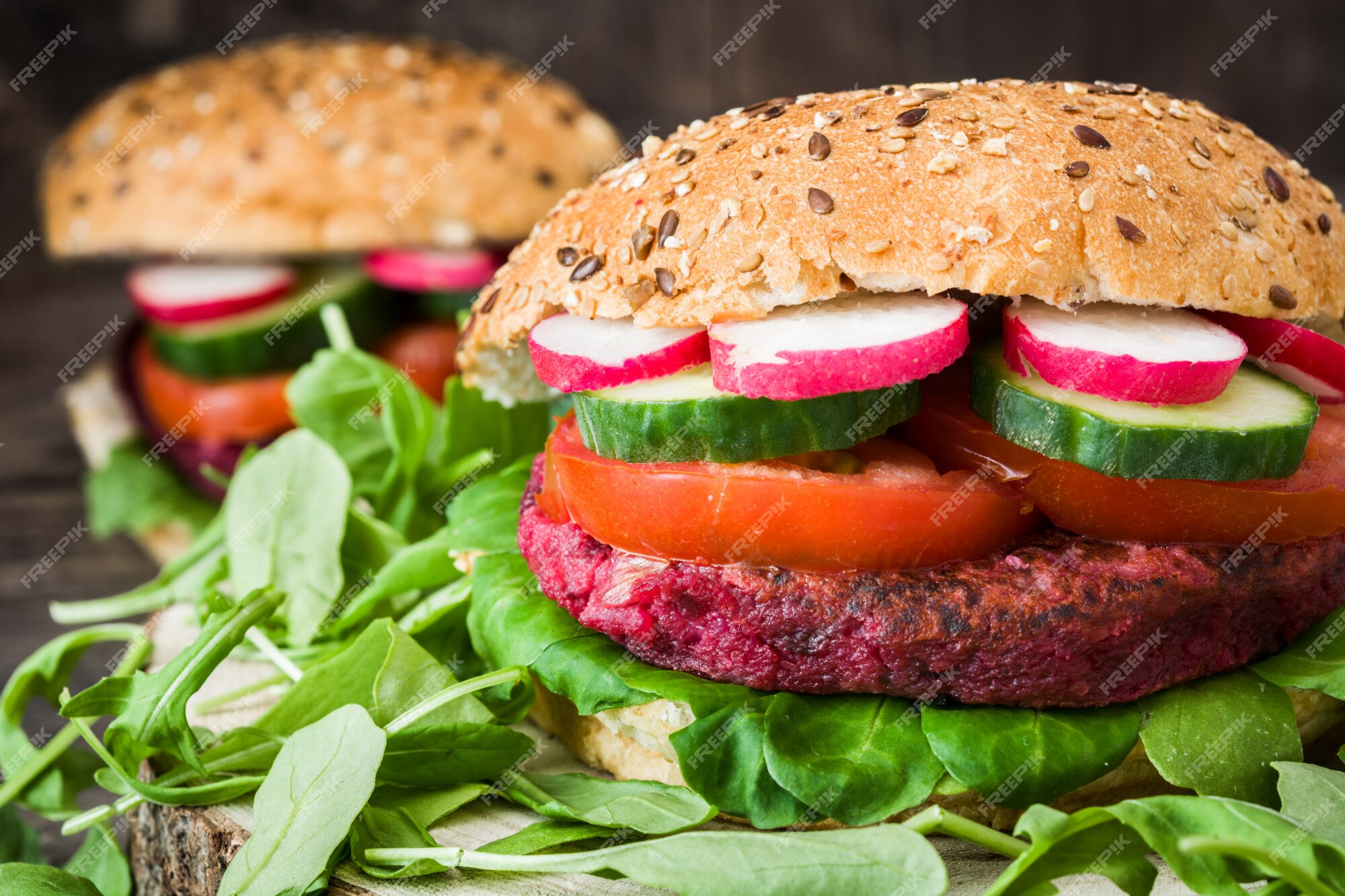 Mãe dando a seus filhos tábua de madeira com lanche vegetariano vegano