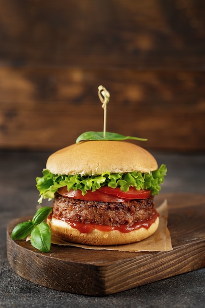 Hambúrguer vegetariano em marrom rústico escuro