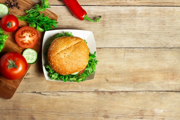 Hambúrguer vegetariano em um fundo de madeira. Copie o espaço