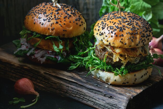 Hambúrgueres caseiros com carne