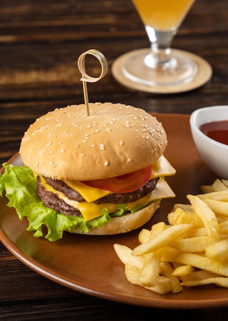 Hambúrgueres caseiros fast-food com batata frita