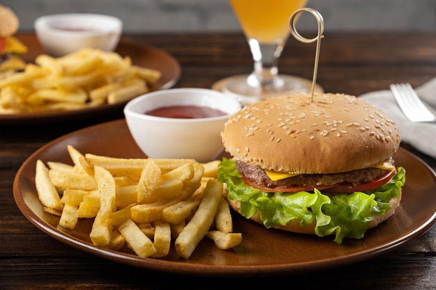 Hambúrgueres caseiros fast-food com batata frita