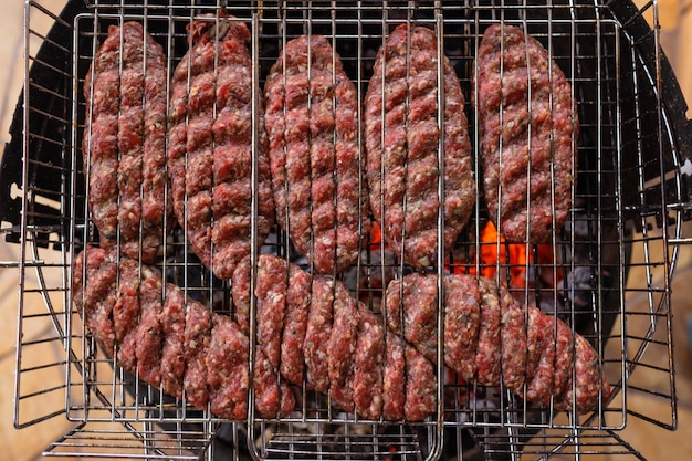 Hambúrgueres cozinhando na grelha, copie o espaço.