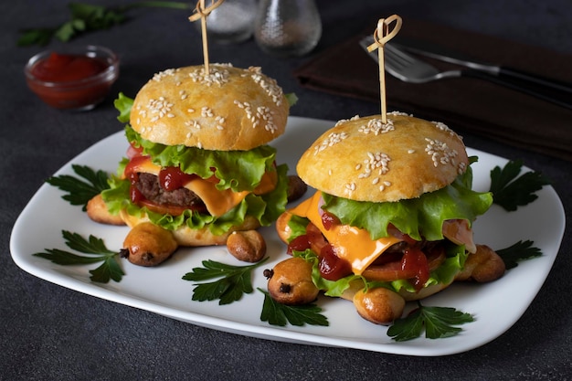 Hambúrgueres de carne caseira em forma de tartaruga com queijo torrado alface e tomate em um prato branco café da manhã criativo para crianças