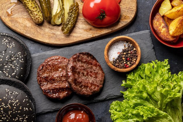 Foto hambúrgueres de carne caseiros cozinhando e ingredientes