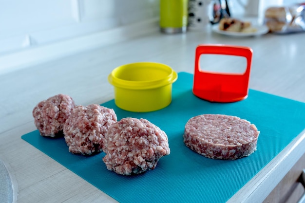 Hambúrgueres de carne ou hambúrguer em forma de costeleta close-up versão russa ou polonesa de costeletas kotlety Imagem com efeito de ruído de foco seletivo e tonificação Vista superior Configuração plana