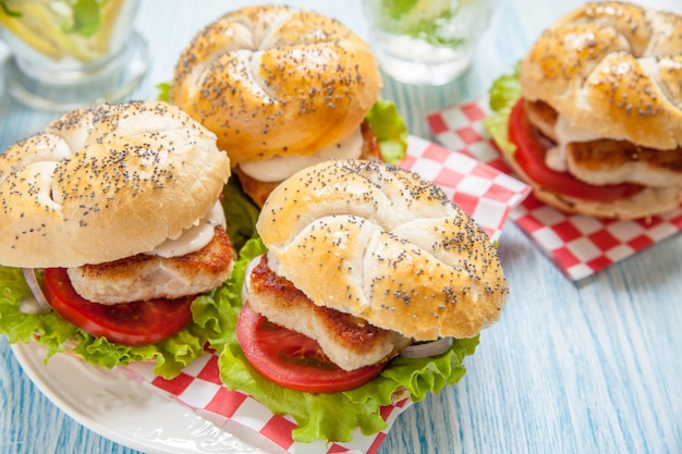 Hambúrgueres de frango com alface e tomate