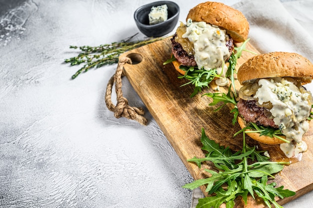 Hambúrgueres deliciosos com queijo azul e bife marmoreado