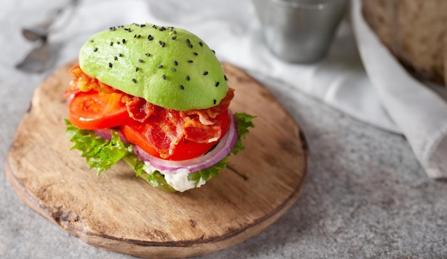 Hamburguesa de aguacate keto paleo diet con tocino lechuga tomate