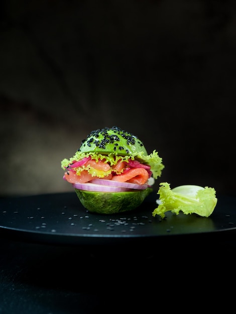 Hamburguesa de aguacate con salmón y verduras concepto de comida vegana saludable