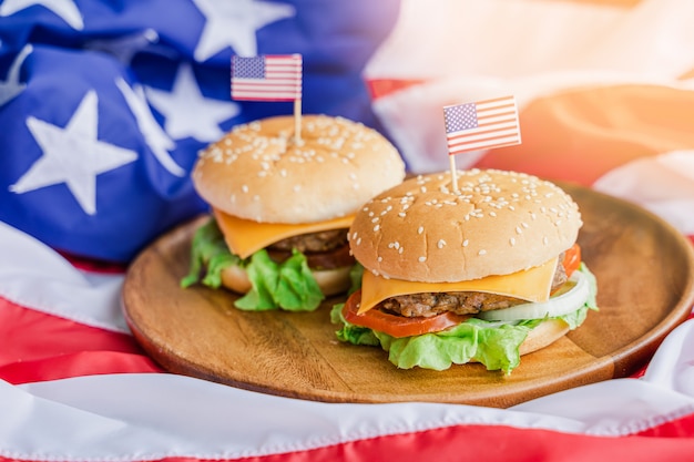 Hamburguesa americana con bandera de america