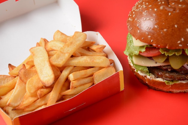 Hamburguesa americana y papas fritas