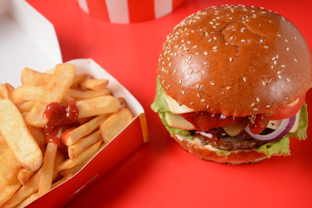 Hamburguesa americana y papas fritas