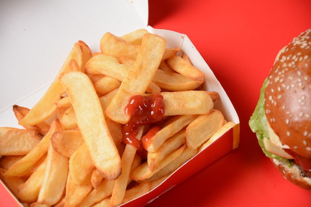 Hamburguesa americana y papas fritas