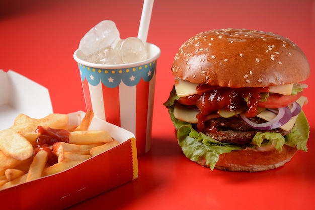 Hamburguesa americana y papas fritas