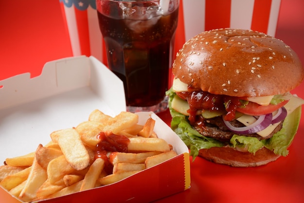 Hamburguesa americana y papas fritas