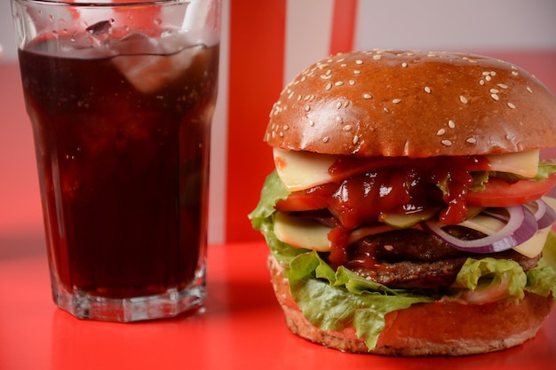 Foto hamburguesa americana y patatas fritas